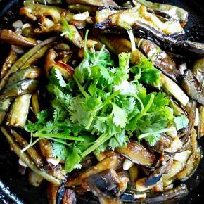 有蒜香味儿飘出的时候放入香菜，再次搅拌均匀就可以出锅喽。