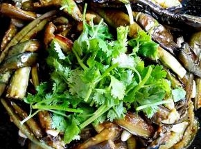 有蒜香味儿飘出的时候放入香菜，再次搅拌均匀就可以出锅喽。