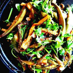 我是连扒盘一起端上桌的，因为这样可以少刷一个盘子，吼吼吼。