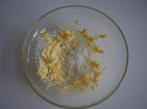 黄油切成小块，室温软化，分两次加入白糖打发蓬松