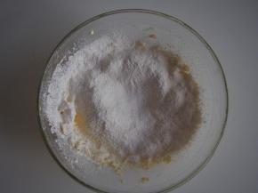 筛入低筋面粉，切拌均匀成为面团