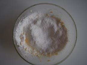 筛入低筋面粉，切拌均匀成为面团