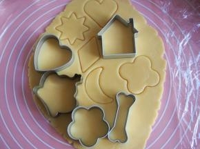 用模具刻出自己想要的形状。此时烤箱预热至170度备用