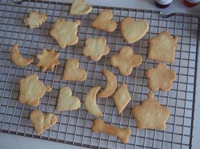 将不粘烤盘放入烤箱中层，上下火，10分钟左右观察上色即可。烤好后在晾网上晾凉备用