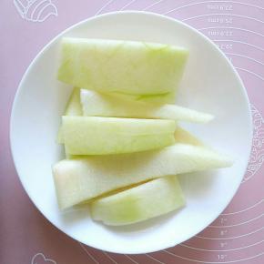 西瓜皮去掉红色的和绿色的部分，只留下白色的部分。