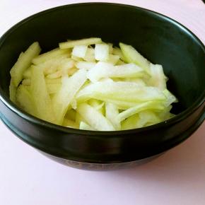 切成薄片装入容器撒入少许盐，静止一个小时左右。