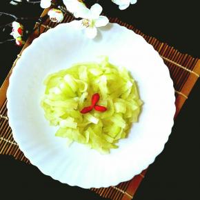 攥干水分，加入适量的细砂糖和白米醋，酸甜可口又口感清脆的糖醋西瓜皮就做好了。