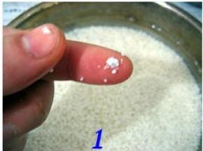 糯米洗净，加凉水浸泡10个小时，直到糯米用手指可以轻松捻碎；