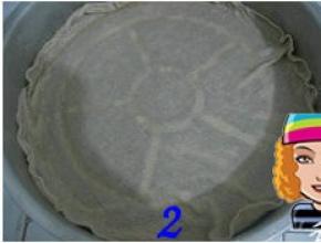 锅内放上打湿的屉布，注意屉布一定要干净无油；