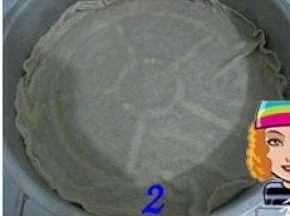 锅内放上打湿的屉布，注意屉布一定要干净无油；