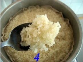 盖上锅盖，大火蒸30分钟；糯米不要蒸得太熟，否则太粘影响米酒质量，米粒刚熟不夹生可；