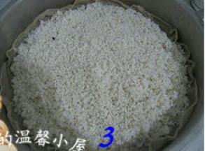 将泡好的糯米铺在屉布上；
