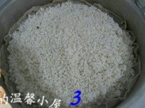 将泡好的糯米铺在屉布上；