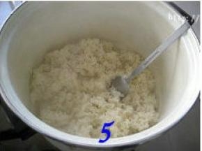 把蒸好的糯米放在无水无油的容器，室温下凉至30度以下（跟体温差不多）；