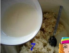 把酒曲水倒在糯米上，搅拌均匀；