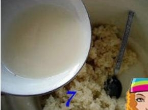 把酒曲水倒在糯米上，搅拌均匀；