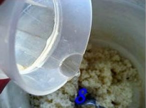 把300m清水倒进糯米里，搅拌均匀 ；