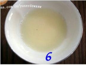 酒曲加少量水搅匀；