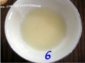 酒曲加少量水搅匀；