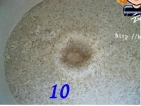 在压实的糯米中间，用勺子或手指戳个洞；