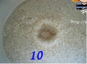 在压实的糯米中间，用勺子或手指戳个洞；