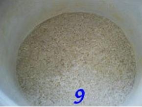 拌匀的糯米稍稍压实；