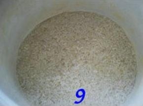 拌匀的糯米稍稍压实；