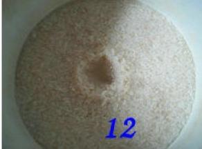 家里暖气热的话，发酵一天半的时间就够啦；温度不高的话，两天的时间也差不多啦；看到糯米中间的洞口溢满米酒汁，有浓浓的米酒香味，糯米尝起来发甜，这醪糟就做好啦。
      做好的醪糟要放进冰箱里，抑制米酒继续发酵。如果不放冰箱，室温下米酒会继续发酵，酒味越来越浓，味道会在大打折的。