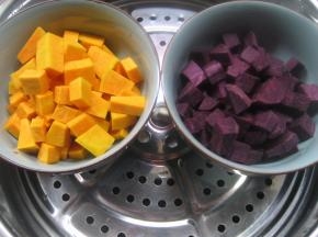 接下来做彩色汤圆：紫薯、南瓜去皮，切块。放蒸锅里大火蒸熟。