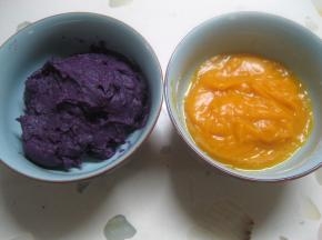 用勺子将南瓜和紫薯分别碾泥。紫薯较干，可加少许水调节。