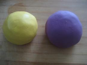 紫薯泥和南瓜泥分别与适量的糯米粉混合均匀。揉成两块软硬适度的面团 。盖上保鲜膜饧十五分钟。