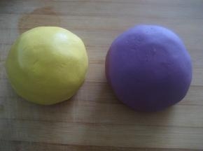 紫薯泥和南瓜泥分别与适量的糯米粉混合均匀。揉成两块软硬适度的面团 。盖上保鲜膜饧十五分钟。