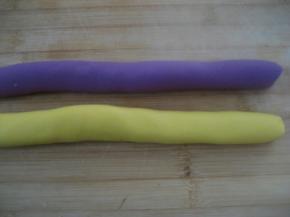 饧好的面团搓成细长条。