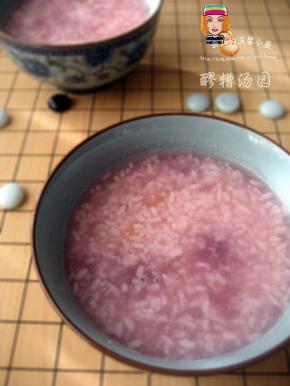 汤圆煮制：取适量醪糟，加适量清水搅匀，中火煮沸后，加入汤圆，煮至汤圆浮起，关火。
              盛入碗中，根据个人口味加些蜂蜜或糖桂花食用。