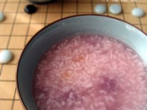 汤圆煮制：取适量醪糟，加适量清水搅匀，中火煮沸后，加入汤圆，煮至汤圆浮起，关火。
              盛入碗中，根据个人口味加些蜂蜜或糖桂花食用。