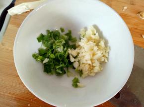 葱蒜切沫，装入碗中