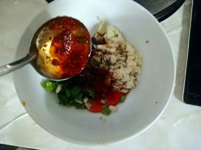 再放入生抽，醋，蚝油和辣椒油搅拌均匀