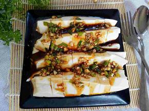 把调好的料汁浇在豆腐上即可