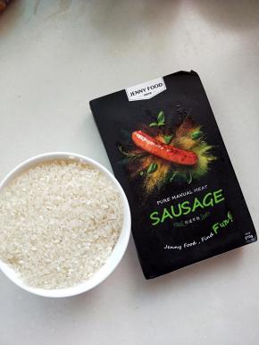 煲仔饭材料；大米200克。珍妮珍馐香肠4根,玉米油2大勺.青菜一根，鸡蛋一个。