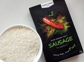 煲仔饭材料；大米200克。珍妮珍馐香肠4根,玉米油2大勺.青菜一根，鸡蛋一个。