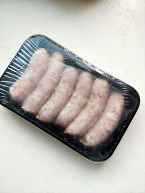 从快递箱里取出的香肠还是很新鲜的，从盒子外面的水雾就可以看出来。一盒有六根，包装很专业。盒盖可以很好的阻隔细菌等脏物，光看包装就比较的高大上，很有西餐的范儿，与众不同的东西总有其独特的品味品质。