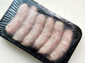 从快递箱里取出的香肠还是很新鲜的，从盒子外面的水雾就可以看出来。一盒有六根，包装很专业。盒盖可以很好的阻隔细菌等脏物，光看包装就比较的高大上，很有西餐的范儿，与众不同的东西总有其独特的品味品质。