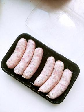 去掉盒盖，香肠很新鲜，用清蒸的方法吃香肠，少了油烟，多了份原汁原味的罗勒的清香，大夏天这样吃香肠，真的很合适哦