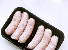 去掉盒盖，香肠很新鲜，用清蒸的方法吃香肠，少了油烟，多了份原汁原味的罗勒的清香，大夏天这样吃香肠，真的很合适哦