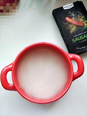 大米清水洗干净，我做了两人份，放了多多的香肠。