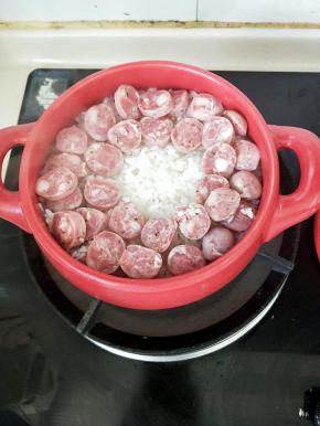 小火煮米饭的水干了，一圈摆上香肠，焖十分钟，