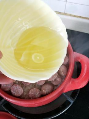 开小火砂锅一转倒入玉米油，这样做的会有好吃的锅巴哦。五分钟左右关火