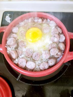 中间打入一个鸡蛋，不喜欢的可以不加哦。砂锅刚上盖子利用余温将鸡蛋焖熟