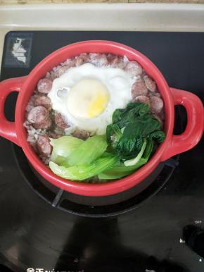 在放上烫熟的青菜