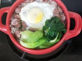 在放上烫熟的青菜